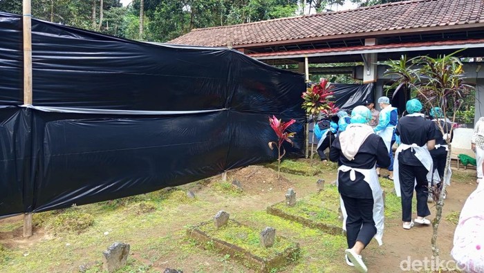 Suasana proses pembongkaran makam di Bawang, Pakis, Kabupaten Magelang, Sabtu (4/5/2025).