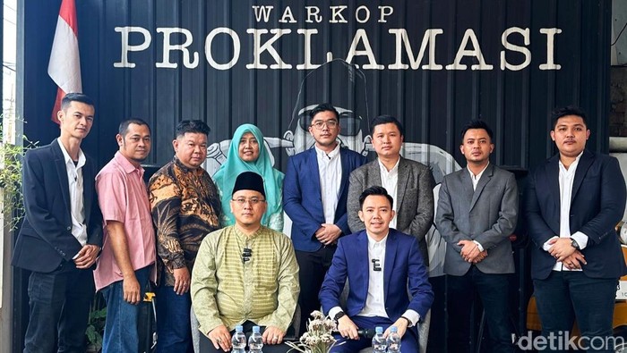 Sultan Palembang dan beberapa pelapor kompak meminta polisi bergerak tangani kasus konten rendang Willie Salim.