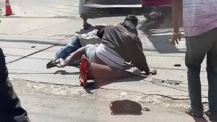 Tangkap layar video aksi penikaman di Lubuklinggau. Terlihat warga melerai pelaku dan korban.