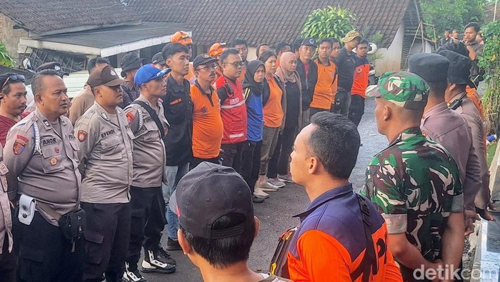 Tim SAR menunda evakuasi pendaki asal Jember yang jatuh di jurang Gunung Saeng.