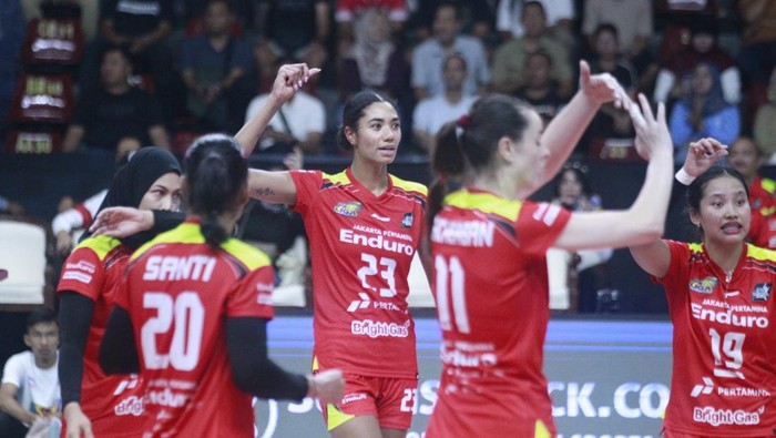 Tim voli putri Jakarta Bhayangkara Presisi, saat laga melawan Gresik Petrokimia Pupuk Indonesia di final four pekan ketiga Proliga 2025, di GOR Sritex Arena, Kota Solo, Jumat (2/5/2025).