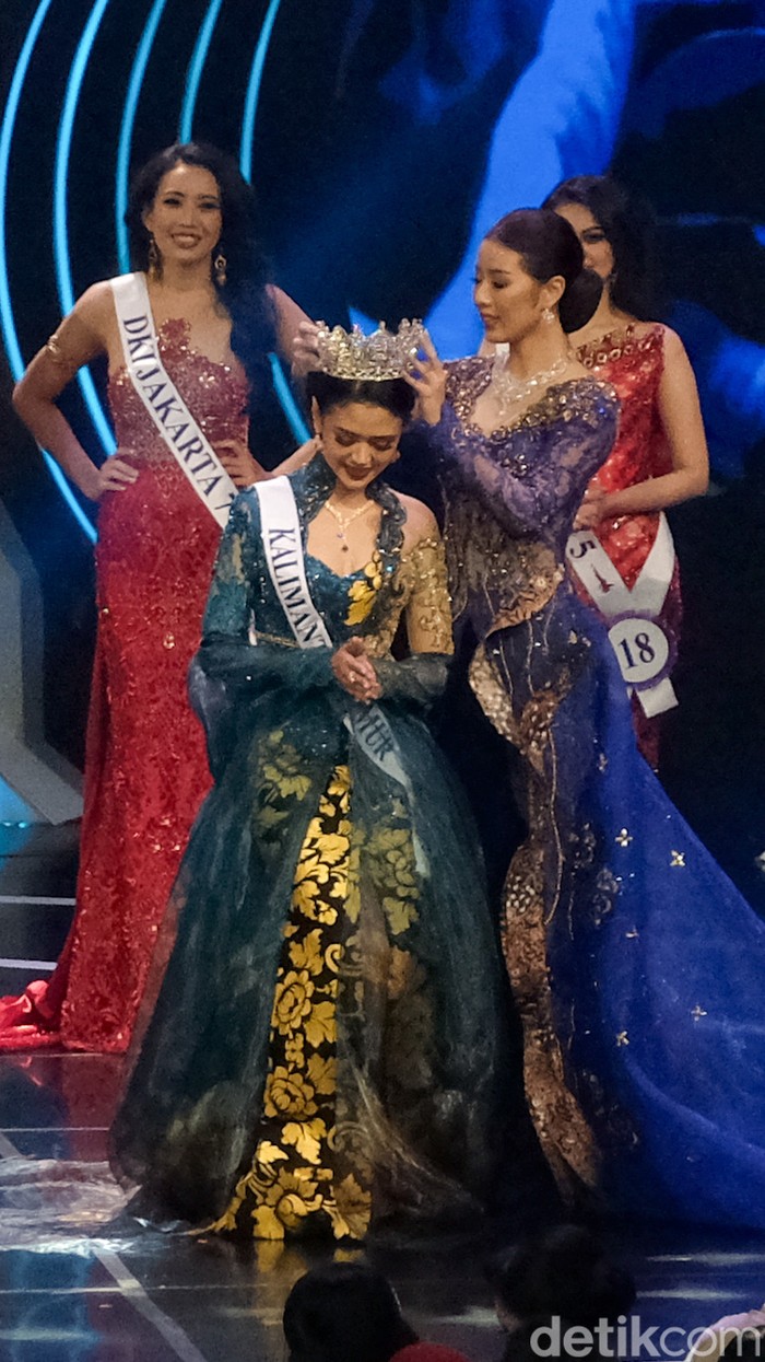 Begini momen saat final Puteri Indonesia 2025 memasuki babak 4 besar yang diselenggarakan di JCC, Jakarta, Jumat (2/5/2025). Keempat finalis itu adalah Firsta Yufi Amarta (Jawa Timur), Rinanda Aprillya Maharani (Kalimantan Timur), Salma Ranggita Cahyariyani (Sumatera Selatan 1), dan Melliza Xaviera Putri Yulian (DKI Jakarta 1).