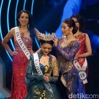 Rinanda Aprillya Maharani dari Kalimantan Timur mendapat mahkota dan gelar Puteri Indonesia Pendidikan 2025. Foto: Andhika Prasetia