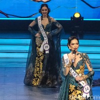 Finalis yang melaju ke babak top 4 mendapat mahkota dan gelar berbeda-beda. Melliza Xaviera Putri Yulian yang merupakan sarjana kedokteran terpilih sebagai Puteri Indonesia Lingkungan 2025. Foto: Andhika Prasetia