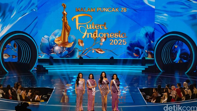 Finalis Puteri Indonesia yang menjadi top 4 adalah, Firsta Yufi Amarta (Jawa Timur), Rinanda Aprillya Maharani (Kalimantan Timur), Salma Ranggita Cahyariyani (Sumatera Selatan 1), dan Melliza Xaviera Putri Yulian (DKI Jakarta 1). Foto: Andhika Prasetia