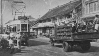 Kala itu trem uap melintas dari Pasar Ikan sampai Jatinegara. Pasar Baru, Gunung Sahari, Kramat, Salemba, dan Matraman adalah kawasan yang dilintasi alat transportasi ini (Koleksi Tropenmuseum yang diakses via wikepedia.org)