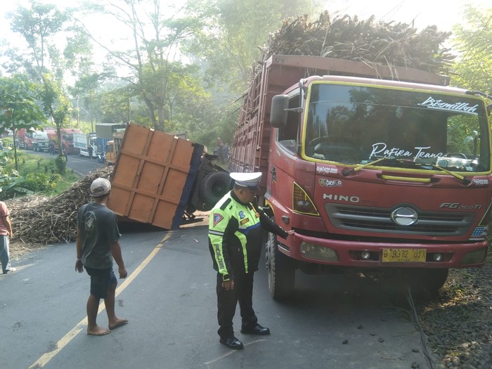Truk gandeng guling tutup akses Malang Blitar