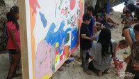 Wisata ke pantai juga bisa memantik anak dalam berkarya seni