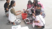 Tidak melulu di ruang kelas akademis, di jalanan pun jadi bermain dan berkarya seni