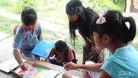 Berikan rung berekspresi dan berkreatifitas anak anak agar dunia semakin berwarna