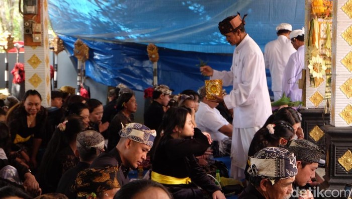 Umat Hindu Suku Tengger, Probolinggo merayakan Hari Raya Kuningan dengan beribadah di pura.