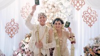Pernikahan Valerie Tifanka dan Iptu Mochammad Andhika digelar kemarin, Sabtu (3/5), di Hotel Ritz Carlton, Kuningan, Jakarta Selatan. (Foto: dok Instagram)