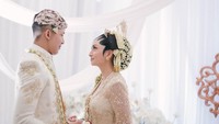 Valerie Tifanka dan Iptu Mochammad Andhika memakai busana nikah adat Jawa Solo. (Foto: dok Instagram)