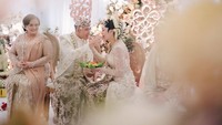Valerie Tifanka dan Iptu Mochammad Andhika suap-suapan setelah ijab kabul. (Foto: dok Instagram)