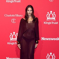 Bagian dada dibiarkan nihil penutup alias braless. Ia menambah daftar selebriti yang merasa lebih percaya diri tanpa bra saat muncul di tengah publik. Beyonce hingga Miley Cyrus termasuk yang konsisten dengan tren tersebut. (Foto: Getty Images/Taylor Hill)