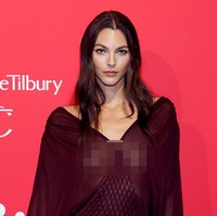 Leonardo DiCaprio tidak terlihat mendampingi sang kekasih di acara tersebut. Aktor peraih Oscar berusia 50 tahun itu sebelumnya tampil dalam CinemaCon 2025 di Las Vegas dengan penampilan baru, termasuk rambut yang tampak diwarnai serta janggut dan alis yang ditata ulang. (Foto: Getty Images/Taylor Hill)