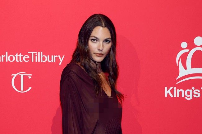 Kehadiran Vittoria di gala tersebut menyusul pengakuannya tentang hubungan asmaranya dengan Leonardo yang terjalin sejak Agustus 2023. Dalam wawancara dengan Vogue France awal tahun ini, ia mengungkapkan bahwa mereka bertemu di Milan tapi enggan membagikan detail lebih lanjut. “Siapa yang tidak pernah menontonnya? Atau tidak menyukainya? Itu film ikonik,” ujar Vittoria mengekspresikan kekagumannya pada sang kekasih. (Foto: Getty Images/Taylor Hill)