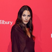 Kehadiran Vittoria di gala tersebut menyusul pengakuannya tentang hubungan asmaranya dengan Leonardo yang terjalin sejak Agustus 2023. Dalam wawancara dengan Vogue France awal tahun ini, ia mengungkapkan bahwa mereka bertemu di Milan tapi enggan membagikan detail lebih lanjut. “Siapa yang tidak pernah menontonnya? Atau tidak menyukainya? Itu film ikonik,” ujar Vittoria mengekspresikan kekagumannya pada sang kekasih. (Foto: Getty Images/Taylor Hill)