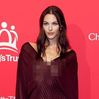 Kekasih aktor Leonardo DiCaprio ini tampil berani mengenakan gaun transparan berwarna marun. Bahannya yang menerawang memperlihatkan siluet tubuhnya. (Foto: Getty Images/Taylor Hill)