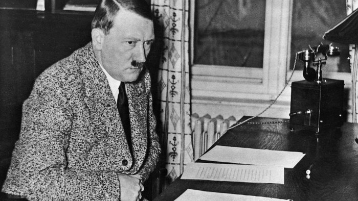 Wajahnya seperti topeng ketakutan dan kebingungan  Seperti apa hari-hari terakhir Adolf Hitler 80 tahun lalu?