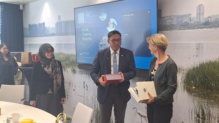 Wakil Menteri Pertanian Sudaryono melakukan kunjungan strategis ke salah satu institusi riset pertanian terbaik dunia, Wageningen University and Research (WUR) di Belanda.