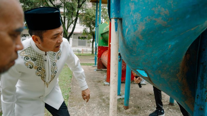 Walkot Palembang Ratu Dewa meninjau taman lansia yang tak terawat.