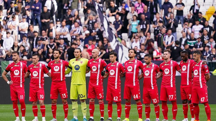 The team of AC Monza plays against FC Juventus during a Serie A match at Allianz Stadium in Turin, Italy, on April 27, 2025. (Photo by Alessio Morgese/NurPhoto via Getty Images)