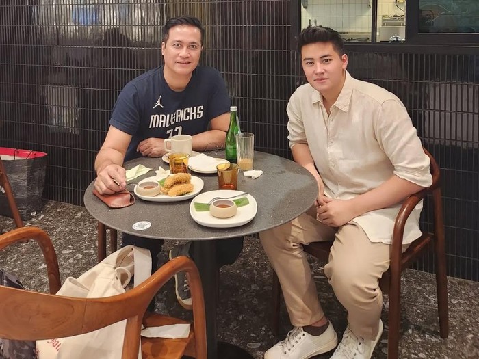 Adjie Pangestu Adjie Pangestu dan Rafi, putra semata wayang.