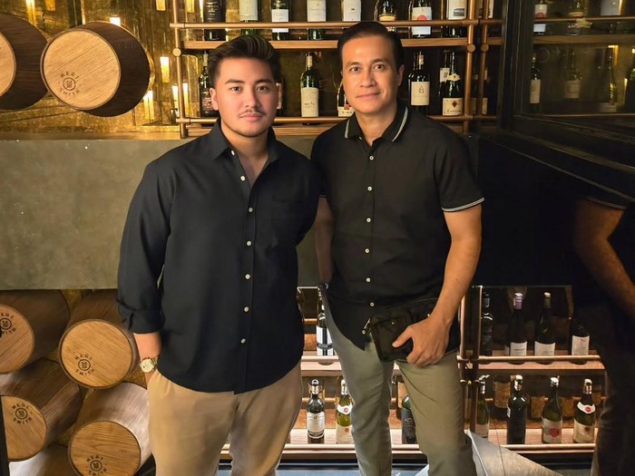 Adjie Pangestu dan Rafi, putra semata wayang.