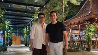 Dalam unggahannya ini, Adjie menuliskan, Chill sore yang seru... harus agenda kan lagi Masbro. Restu membalas unggahan ayahnya, Tsedap Broh. (Foto: dok. Instagram Adjie Pengestu)