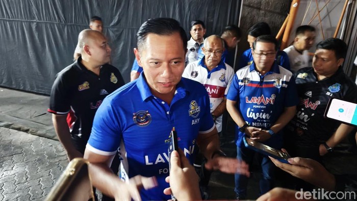 Presiden ke-6 Republik Indonesia Susilo Bambang Yudhoyono (SBY), dan Ketua umum Partai Demokrat Agus Harimurti Yudhoyono (AHY), di GOR Sritex Arena, Kota Solo, Minggu (4/5/2025).