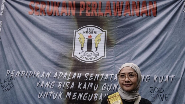 Warga melintas di dekat karangan bunga dukungan untuk SMA Negeri 1 (SMANSA) Bandung saat aksi simpatik di depan gedung sekolah SMA Negeri 1 Bandung, Jawa Barat, Minggu (4/5/2025). Aksi tersebut sebagai bentuk solidaritas dan dukungan kepada SMA Negeri 1 Bandung terkait sengketa lahan usai putusan Pengadilan Tata Usaha Negara (PTUN) Bandung yang mengabulkan gugatan atas kepemilikan yang diajukan Perkumpulan Lyceum Kristen. ANTARA FOTO/Novrian Arbi/tom.