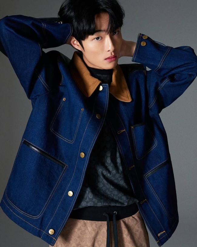 Yoon Chan Young mengawali kariernya sebagai aktor cilik sejak berusia 12 tahun. Sosoknya menyita perhatian saat membintangi drama Korea Netflix bertema zombie All of Us Are Dead dan tahun ini jadi kaki tangan Park Eun Bin di Hyper Knife. Foto: Instagram