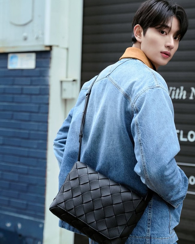 Tak ketinggalan, ada Kim Jae Won yang beradu akting dengan Lee Chae Min di drama Korea Hierarchy. Baru-baru ini, dia menerima tawaran menjadi lawan main Kim Go Eun dan Park Ji Eun di drama Korea terbaru Netflix, You and Everything Else. Foto: Instagram