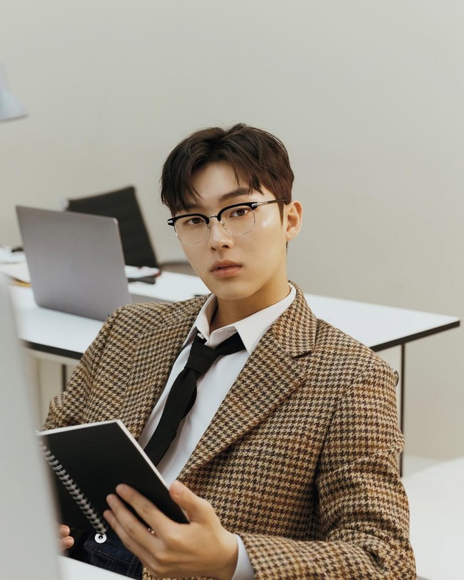 Nama Choi Hyun Wook sudah tak asing bagi para pecinta drama Korea khususnya Twenty Five Twenty One. Paras tampannya semakin banyak dilirik penggemar setelah menjadi second lead di drama Korea Weak Hero Class dan Twinkling Watermelon. Foto: Instagram