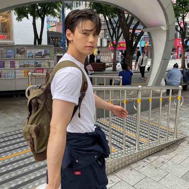 Aktor 24 tahun, Cha Woo Min eksis sebagai pemain utama drama Korea Night Has Come. Namanya semakin banyak dikenal lewat drama Korea Study Group, kembali memerankan siswa yang ditakuti. Foto: Instagram