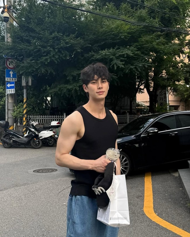 Pesona Lee Chae Min memikat banyak penggemar setelah penayangan drama Korea Crash Course in Romance pada tahun 2023. Sang aktor akan menjadi pasangan Yoona di drama Korea The Tyrant’s Chef. Foto: Instagram