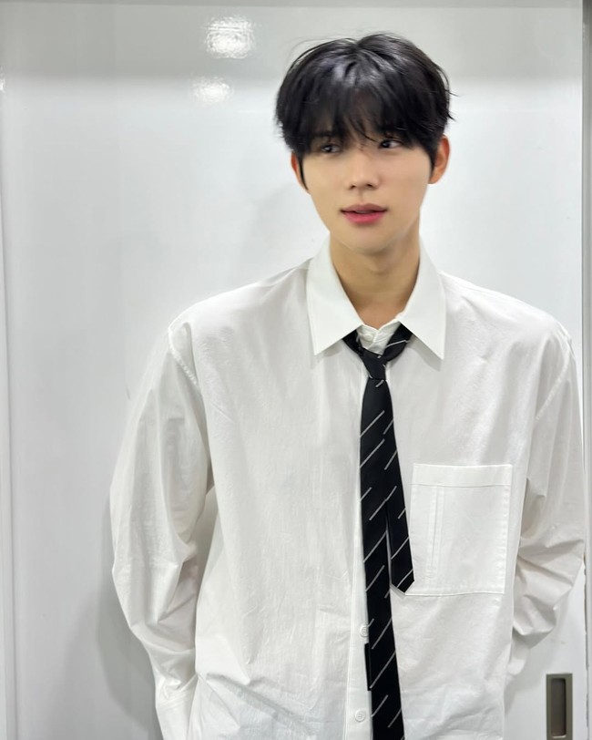 Moon Sang Min mencuri perhatian dengan penampilannya sebagai putra mahkota di drama Korea Under The Queen’s Umbrella. Dia pun dipasangkan dengan aktris yang 14 tahun lebih tua, Shin Hyun Bin di drama Korea Cinderella at 2AM. Foto: Instagram