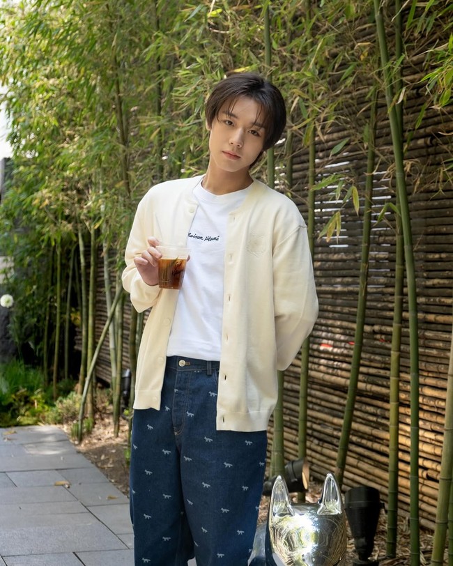 Terlahir menjadi bintang. Park Ji Hoon memulai kariernya sebagai aktor cilik, debut di grup KPop Wanna One, dan kini memantapkan karier akting. Pria kelahiran 29 Mei 1999 ini dikenal dengan perannya di drama Korea Weak Hero Class 1 dan 2. Foto: Instagram