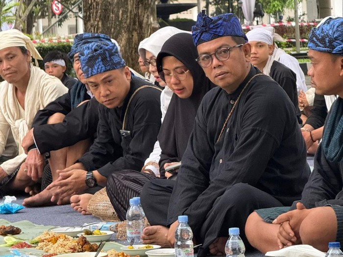 Gubernur Banten Andra Soni dan istri ikut acara Mumuluk Bareng digelar pada Minggu (4/5/2025) pagi di halaman Gedung Negara Provinsi Banten, Kota Serang.