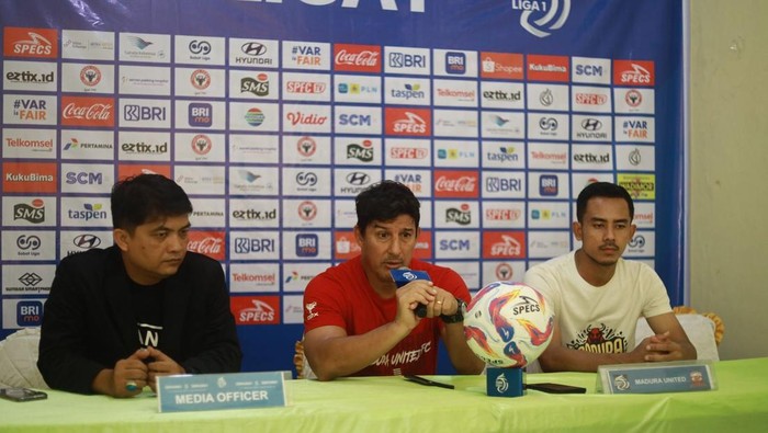 Angel Alfredo Vera dan Taufik Hidayat