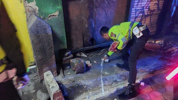 Anggota polisi melakukan olah TKP lokasi kecelakaan lalu lintas di Jalan Wates, Gamping, Sleman, Minggu (4/5/2025) dini hari.