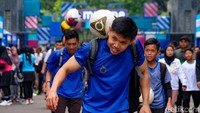 Pengunjung melakukan challenge hyrox di GBK, Jakarta, Minggu (4/5/2025).