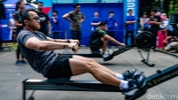 Satu tim hyrox terdiri dari dua orang yang harus menuntaskan tantangan. Jemima Djatmiko selaku instruktur menyebutkan olahraga menekankan pentingnya carbo loading sebelum melakukan hyrox dan cairan tubuh terjaga dengan minum isotonik selama workout.