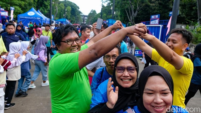 Gelora Bung Karno (GBK) dipadati warga yang berolahraga pagi ini. Berbagai macam olahraga dilakukan, mulai dari hyrox, berlari, sampai permainan tradisional.
