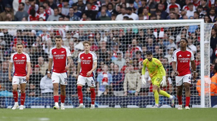 Soccer Football - Premier League - Arsenal v AFC Bournemouth - Emirates Stadium, London, Britain - May 3, 2025 Arsenals Jakub Kiwior with teammates look dejected after AFC Bournemouths Evanilson scores their second goal Action Images via Reuters/Peter Cziborra EDITORIAL USE ONLY. NO USE WITH UNAUTHORIZED AUDIO, VIDEO, DATA, FIXTURE LISTS, CLUB/LEAGUE LOGOS OR LIVE SERVICES. ONLINE IN-MATCH USE LIMITED TO 120 IMAGES, NO VIDEO EMULATION. NO USE IN BETTING, GAMES OR SINGLE CLUB/LEAGUE/PLAYER PUBLICATIONS. PLEASE CONTACT YOUR ACCOUNT REPRESENTATIVE FOR FURTHER DETAILS..
