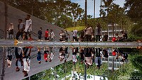 Kawasan GBK selain kompleks olahraga, juga meliputi fX Sudirman, Plaza Senayan, Senayan City, Senayan Park, Senayan Trade Center, Mal Ratu Plaza. 