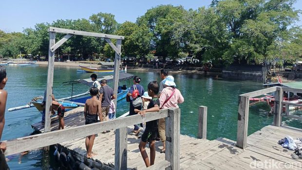 Atraksi anak logam yang melompat ke laut di Teluk Gilimanuk, Kecamatan Melaya, Kabupaten Jembrana, Bali, Minggu (4/5/2025). (I Putu Adi Budiastrawan/detikBali).