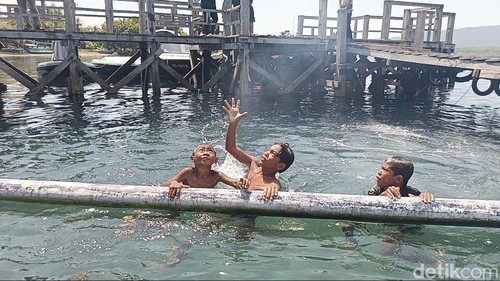 Atraksi anak logam yang melompat ke laut di Teluk Gilimanuk, Kecamatan Melaya, Kabupaten Jembrana, Bali, Minggu (4/5/2025). (I Putu Adi Budiastrawan/detikBali).