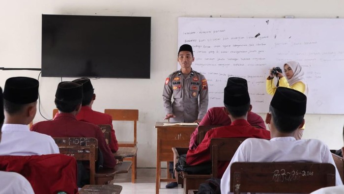 Bripda Agus Ainun Najib, mengajar fiqih di Pondok Pesantren Balekambang, Desa Gemiring Lor, Kecamatan Nalumsari, Kabupaten Jepara.